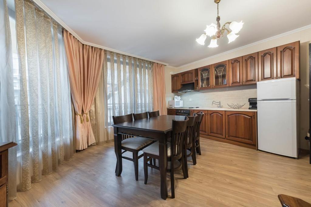 Vazov Residence , Two Bedroom Top Centre Apartment Варна Экстерьер фото